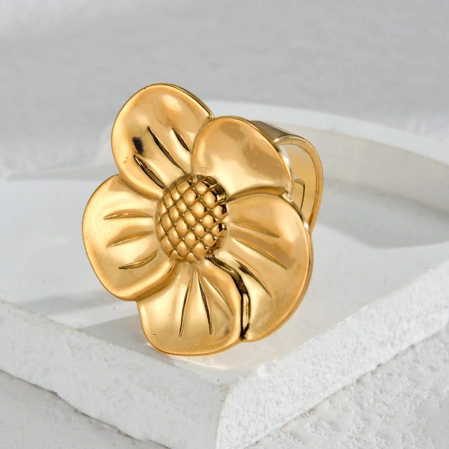 2024New Trendy 18K Gold-plated Flowers Ring For Women Stylish Vintage Stainless Steel Waterproof Jewelry Temperament Party Gifts