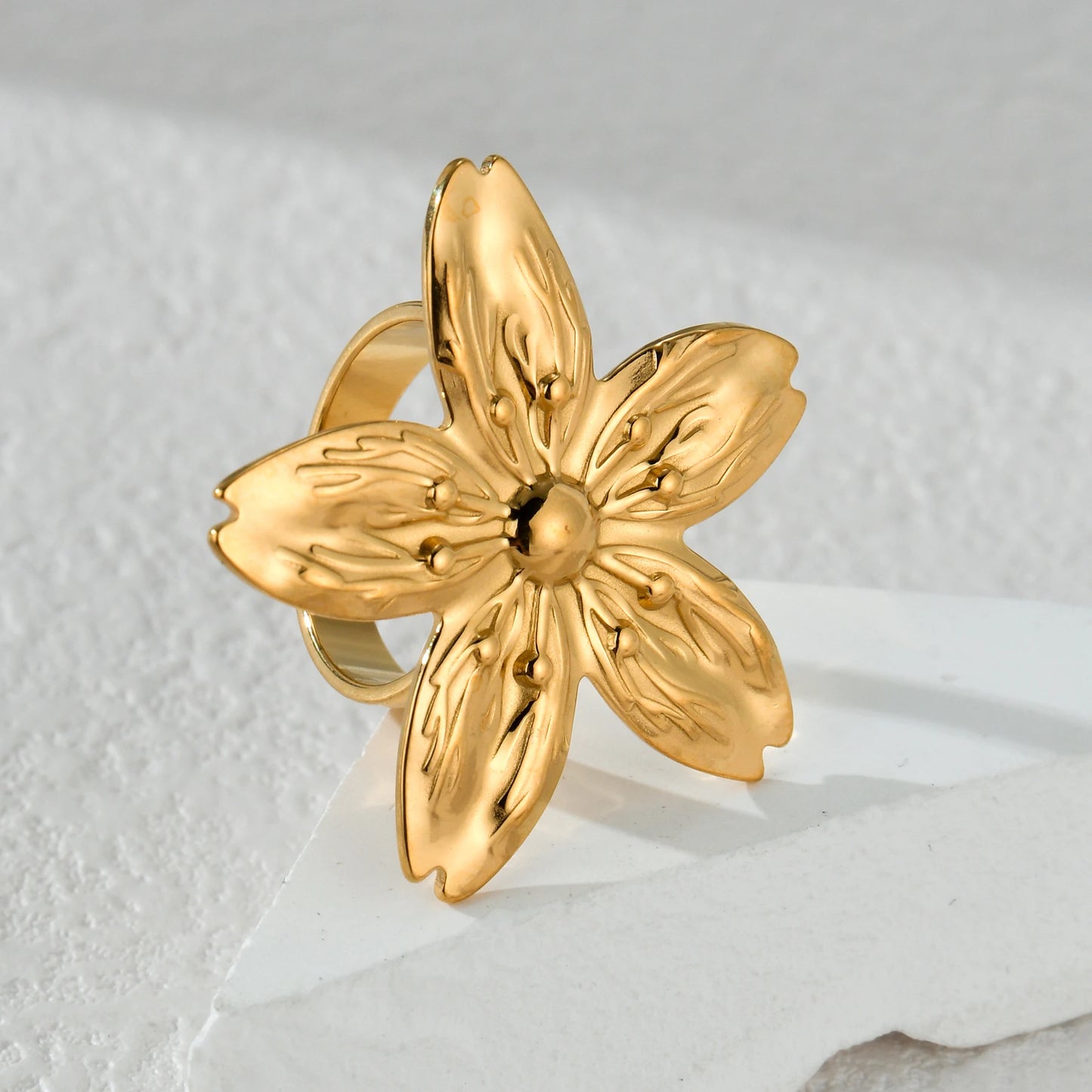 2024New Trendy 18K Gold-plated Flowers Ring For Women Stylish Vintage Stainless Steel Waterproof Jewelry Temperament Party Gifts