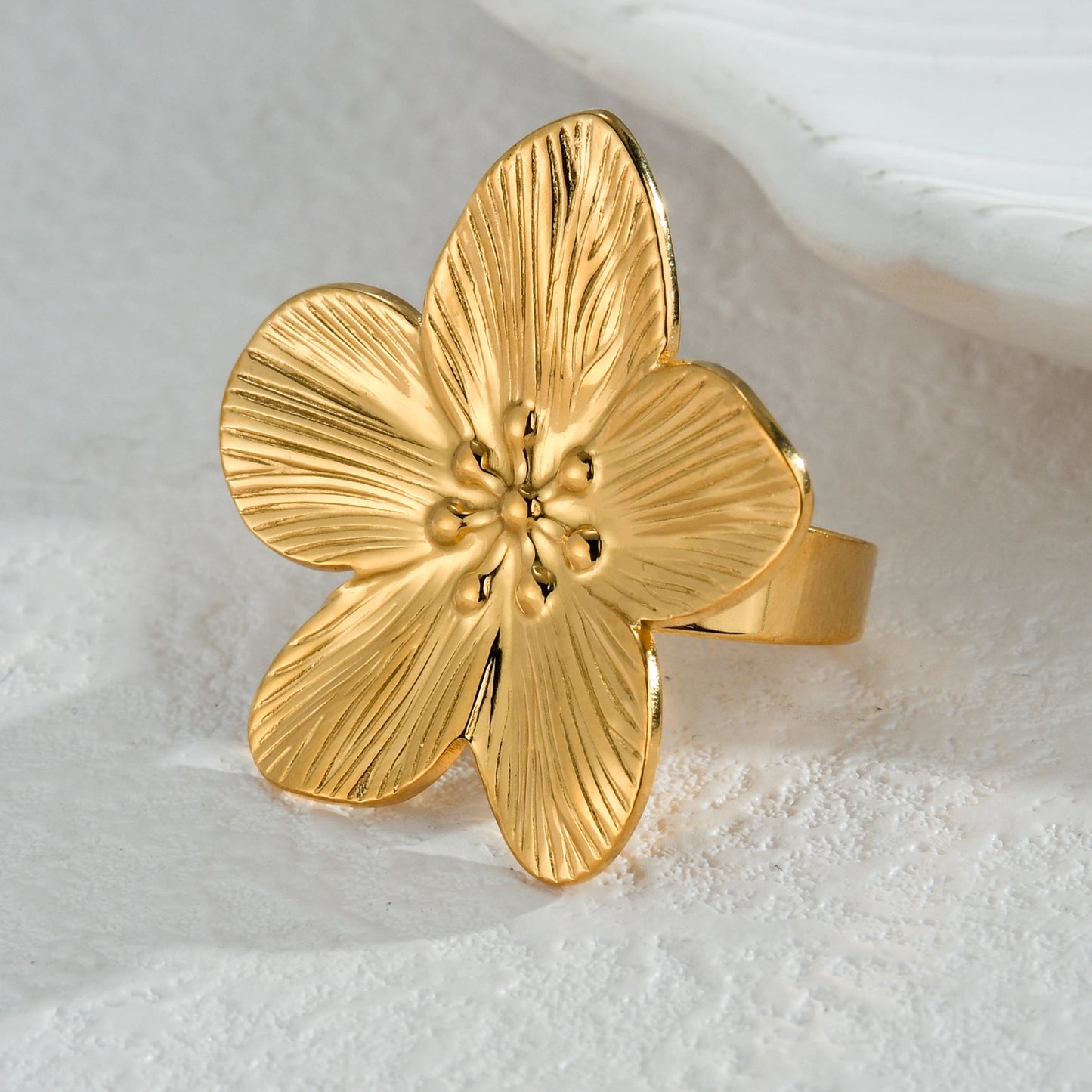 2024New Trendy 18K Gold-plated Flowers Ring For Women Stylish Vintage Stainless Steel Waterproof Jewelry Temperament Party Gifts