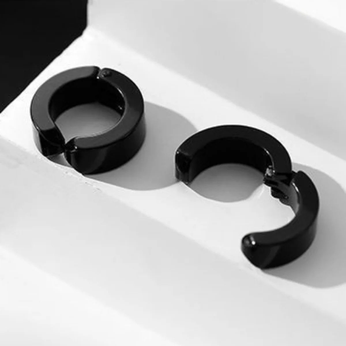 2pc Ear Clips Earrings Without Ear Holes Black Silvery Stainless Steel Buckle Simple Trend Men Women and Fashion Couple Gifts